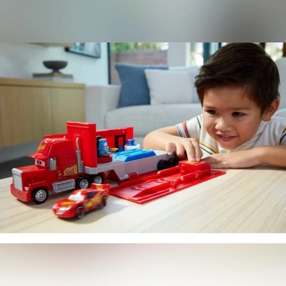 Disney Pixar Cars Transforming Mack Playset, 2-in-1 toy Truck & Tune-Up Station